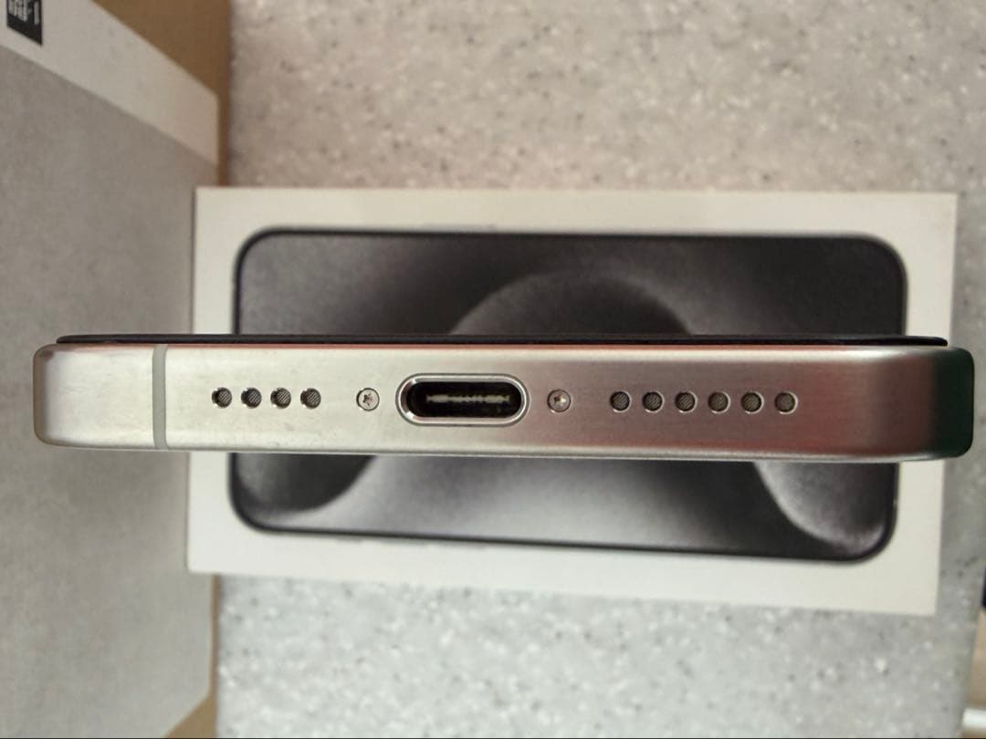 iPhone 15 Pro Max ホワイトチタニウム 256GB