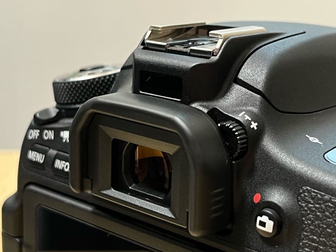 美品 Canon EOS 8000D ダブルズームキット