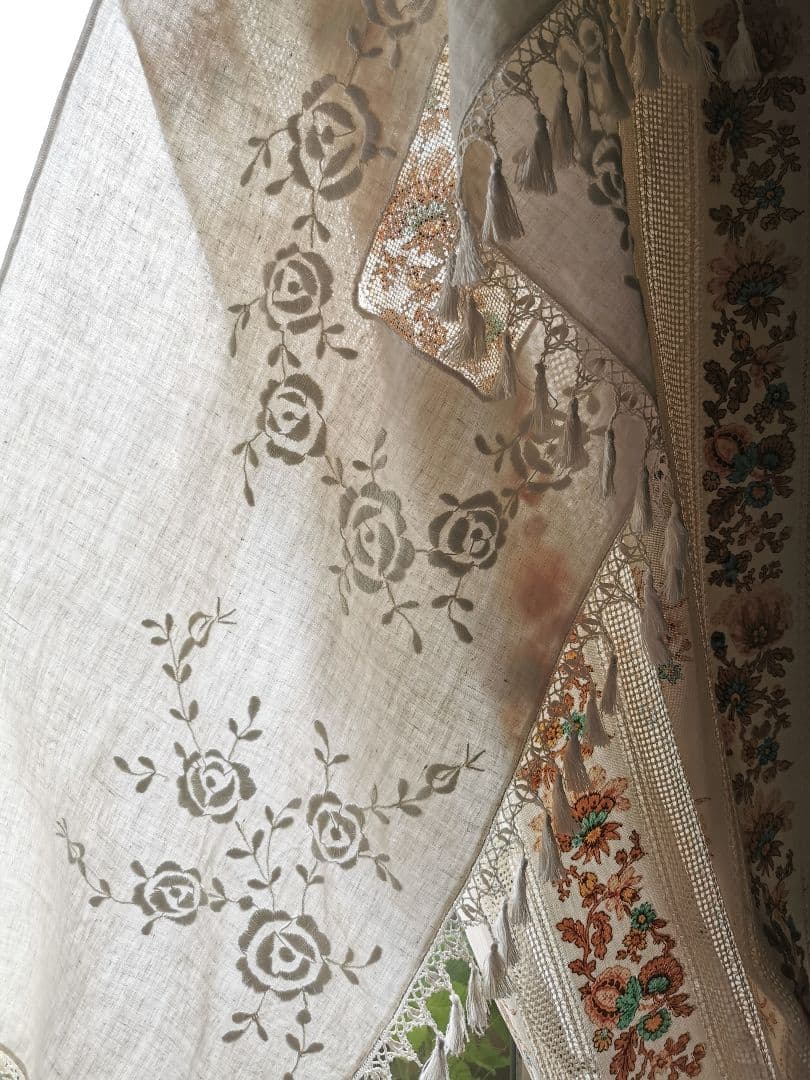 アンティークフランス ローズ刺繍とフィレレースのタッセルフリンジ付リネンカーテン