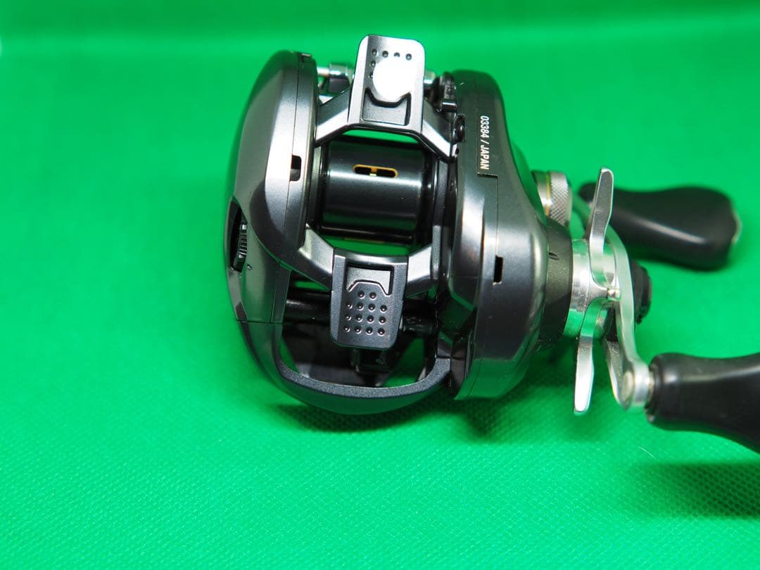 【日本製】 超美品 シマノ 15アルデバラン50 右ハンドル 自重135g