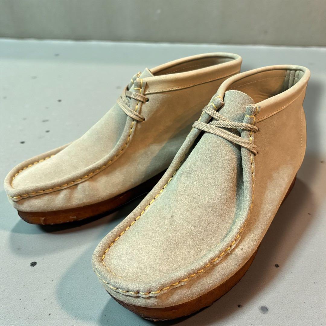 【定番カジュアル】クラークスオリジナルス　ワラビーブーツ　サンドスエード