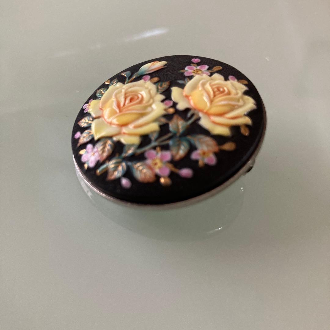 俊兼　トシカネ　としかね 有田焼　花　薔薇　金彩　ブローチ　ペンダントトップ