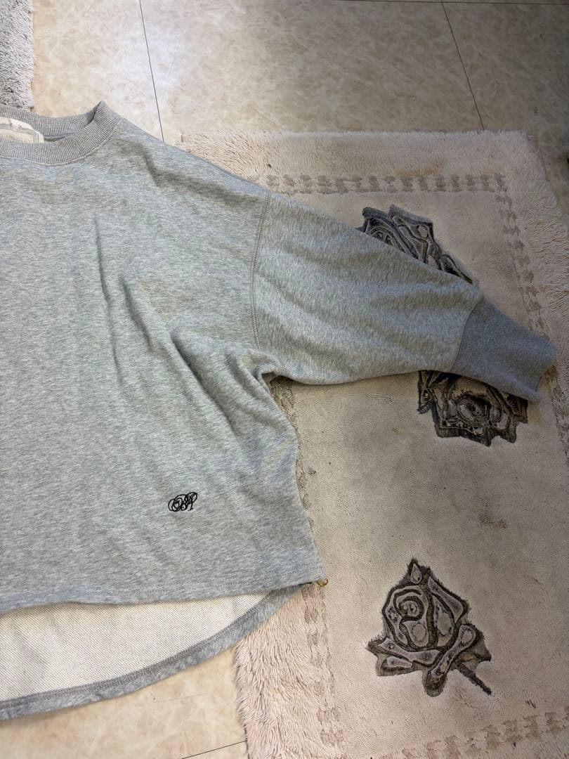 【ビアズリー 】BA刺繍入りドルマントレーナー　グレー