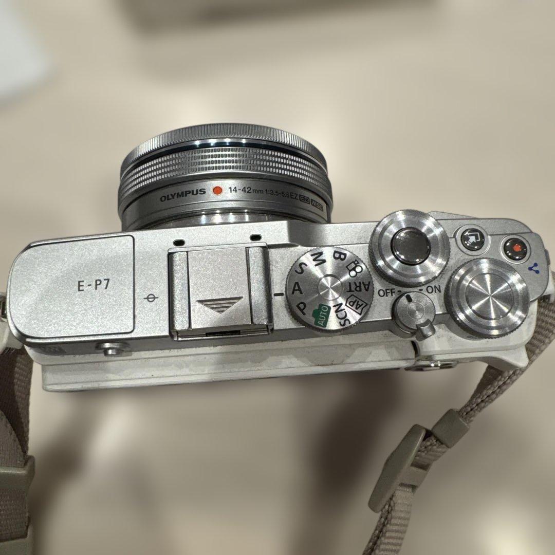 ナ*ラ様 OLYMPUS オリンパス　白　デジタルカメラ小形　軽量