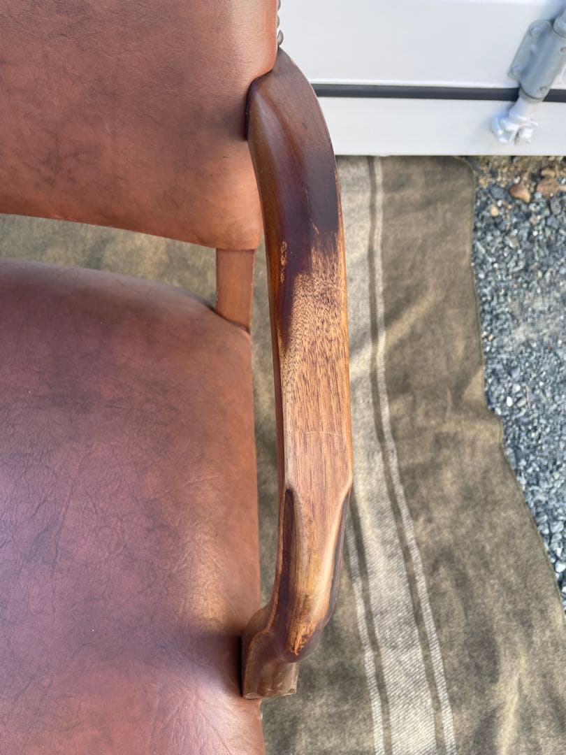 ブラウンフェイクレザー　単鋲アームチェア