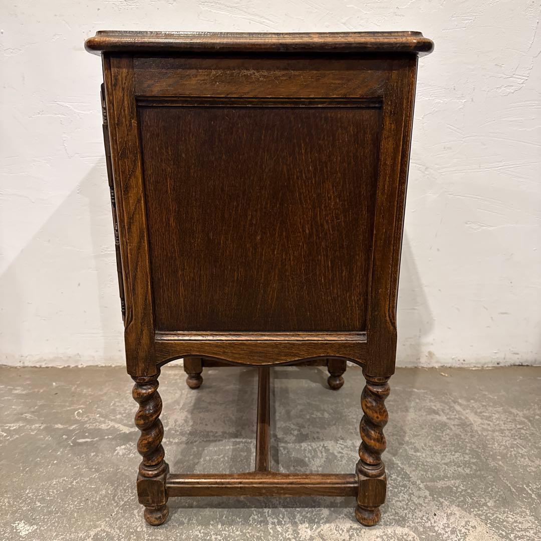 ヴィンテージ　木製サイドテーブル　扉収納付き