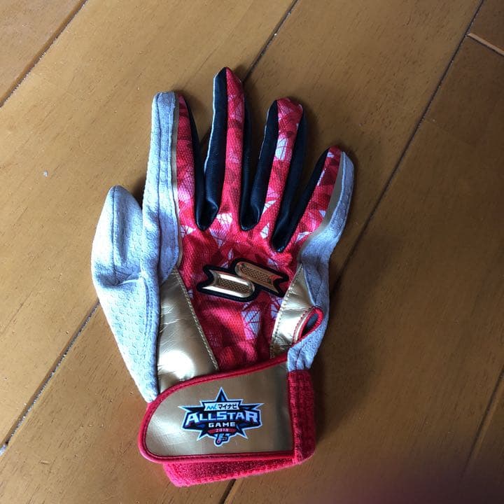 平田良介の直サインバッティンググローブ(右)