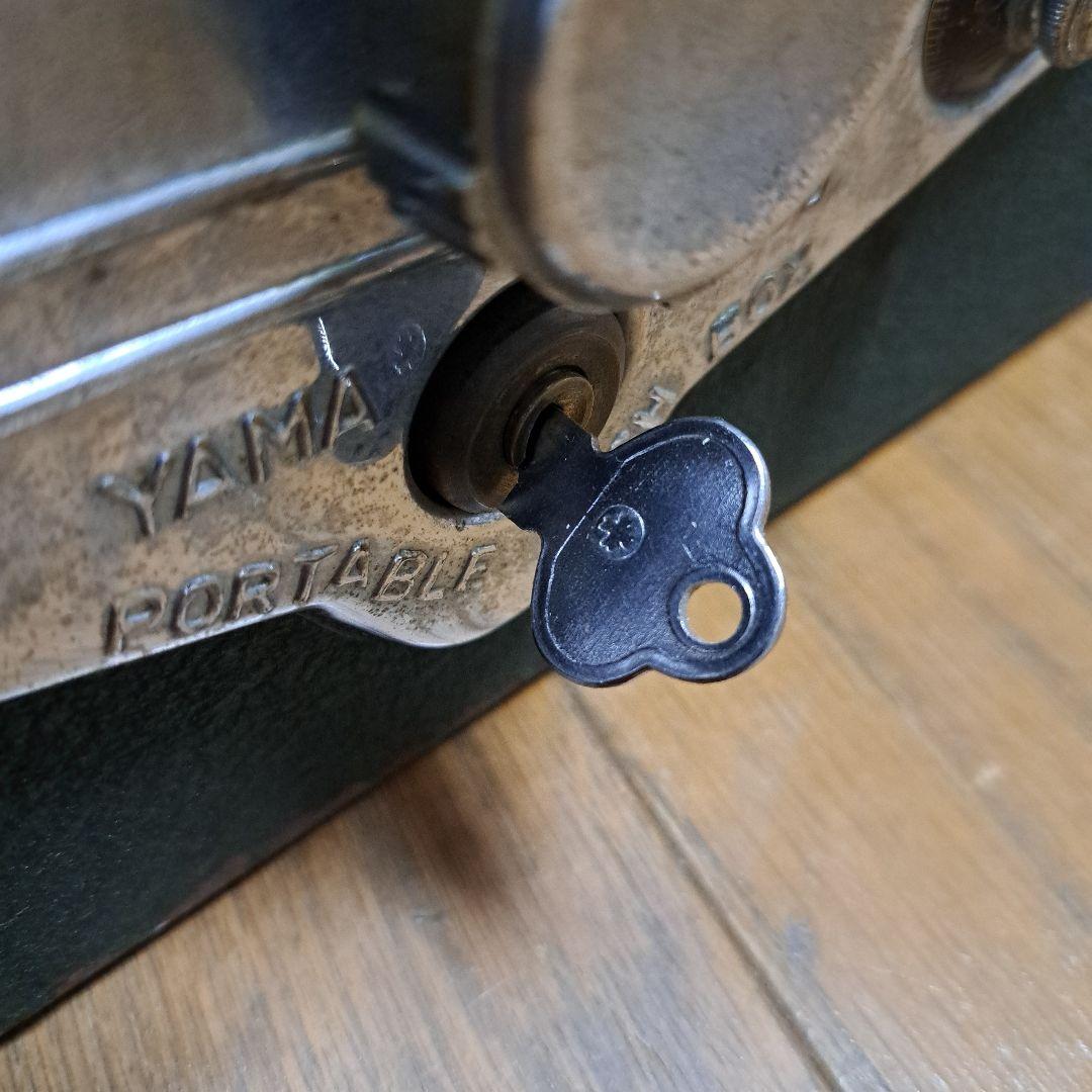 レトロ・アンティーク手提げ金庫 YAMATO CASH BOX 　カギ付き