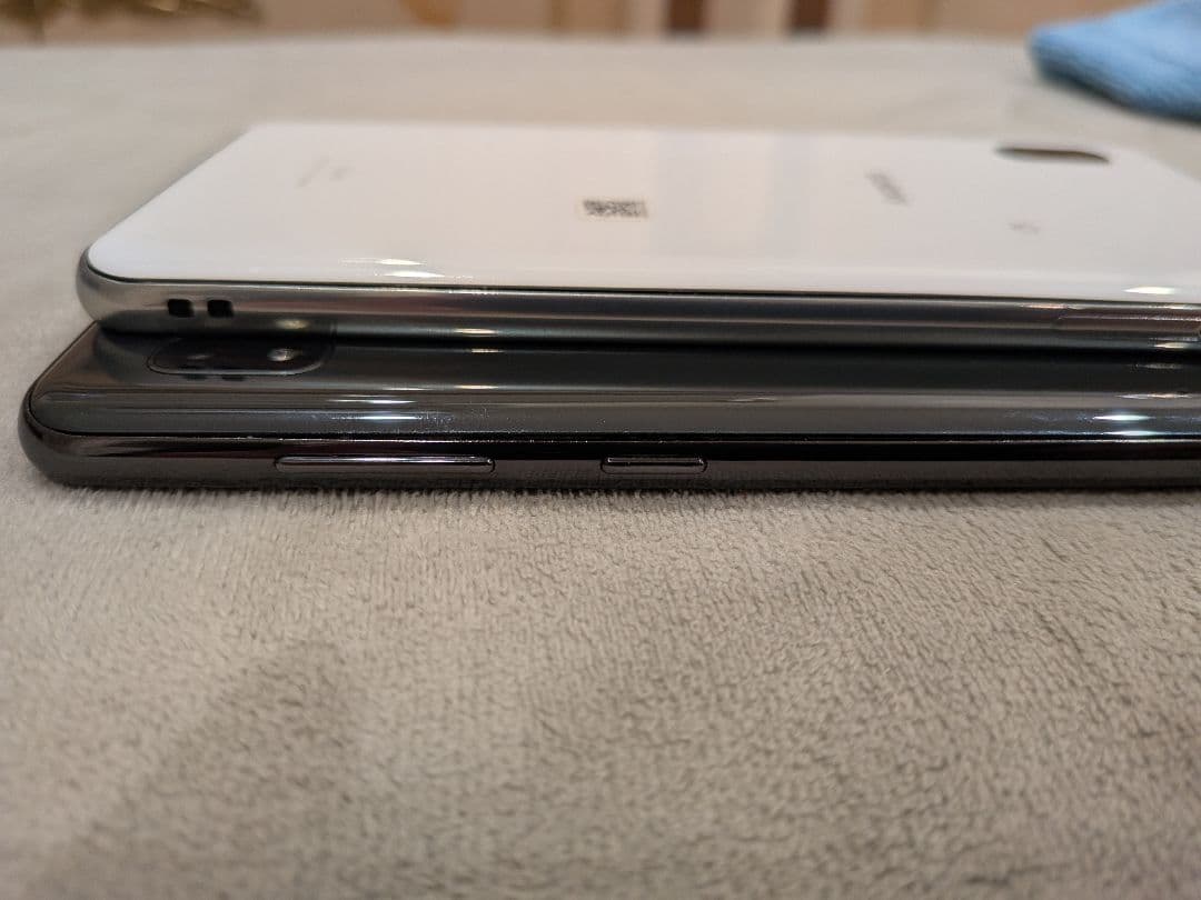 A*o様 Samsung Galaxy a20 ブラックとホワイト