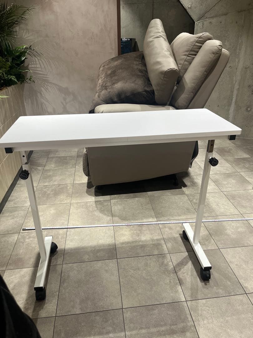 電動垂直昇降リクライニングチェア旧型 グレージュ&可動式ネイルテーブルのセット