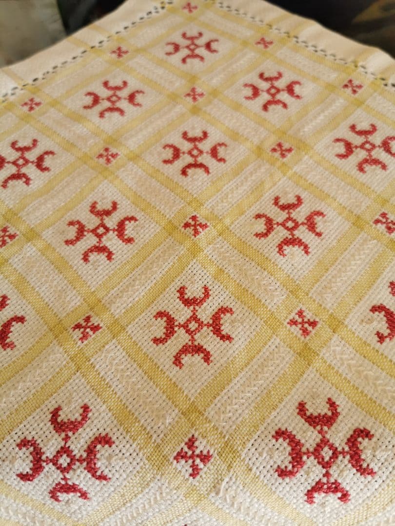 アンティークフランス購入 北欧ハーダンガー赤紅糸刺繍 ライム格子織リネンクロス