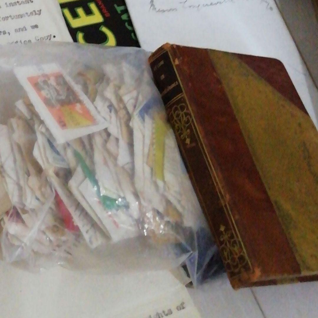 木製のアンティーク引き出しにたっぷりの海外紙モノコレクション♡　蚤の市