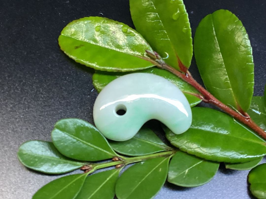 ✳ premiumシリーズ　一流の勾玉　味身色合い良好　糸魚川翡翠*格上の勾玉‼️