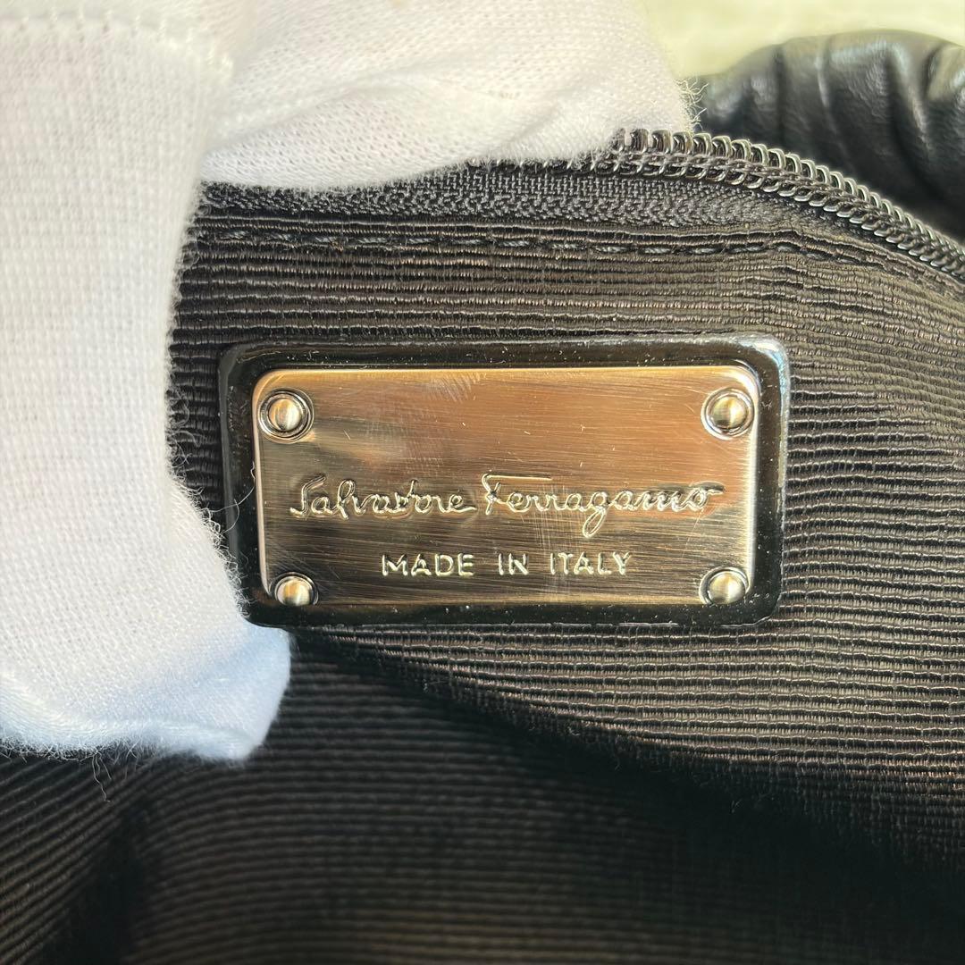 美品✨フェラガモ ワンショルダーバッグ ヴァラリボン レザー ブラック ホーボー
