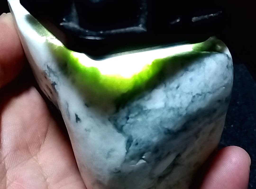 ★翡翠原石★糸魚川転石硬玉【姫川・川ズレ磨き石555ｇ】