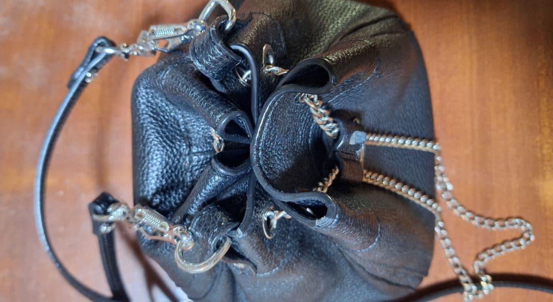 ヴィヴィアンウエストウッド 黒のヴィーガンレザーバケットバッグ