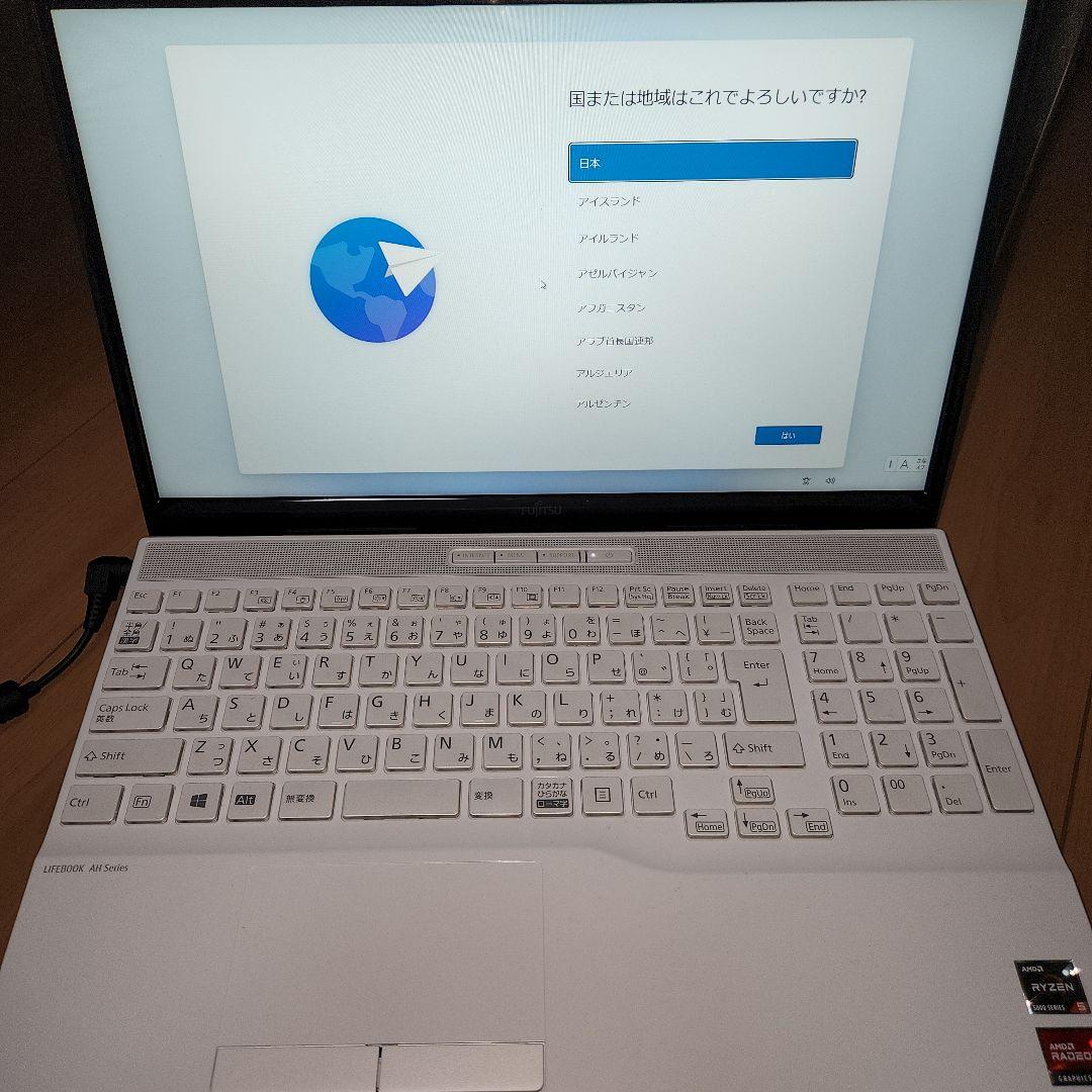 富士通 ホワイトノートPC メモリー:8GB　SSD容量:256GB