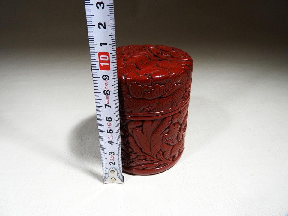●村上堆朱 茶筒 在銘 牡丹唐草 銅内蓋 黄布 共箱 高さ9cm 径7.5㎝