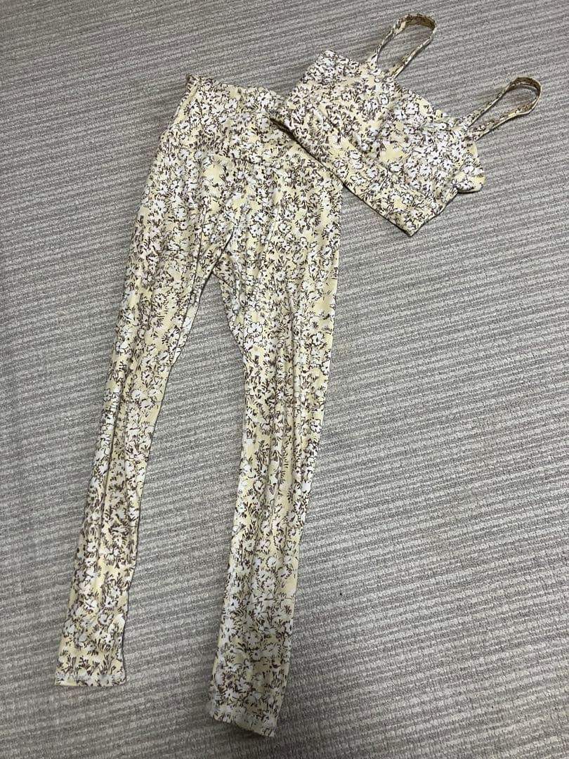 emmi yoga フラワー　イエロー　上下　セットアップ