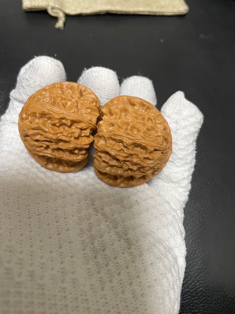 ご依頼No.338 遊ぶクルミ文玩核桃精配三角白狮子头核桃 文玩袋 セット