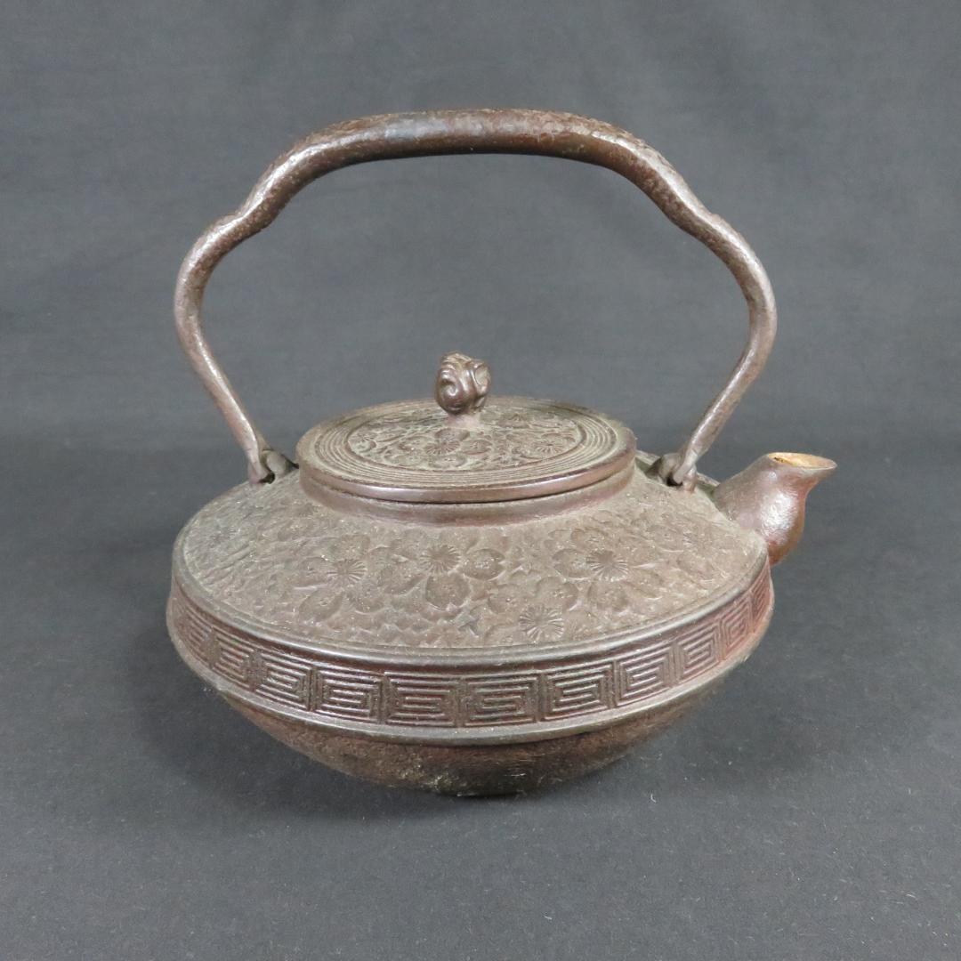 鉄瓶 花 雷文様 錆あり 鉄分補給 南部鉄器か
