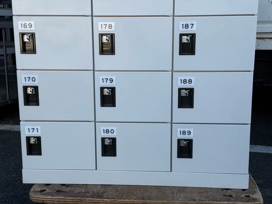 愛知　２７人用ロッカー シューズボックス　中古　南京錠タイプ