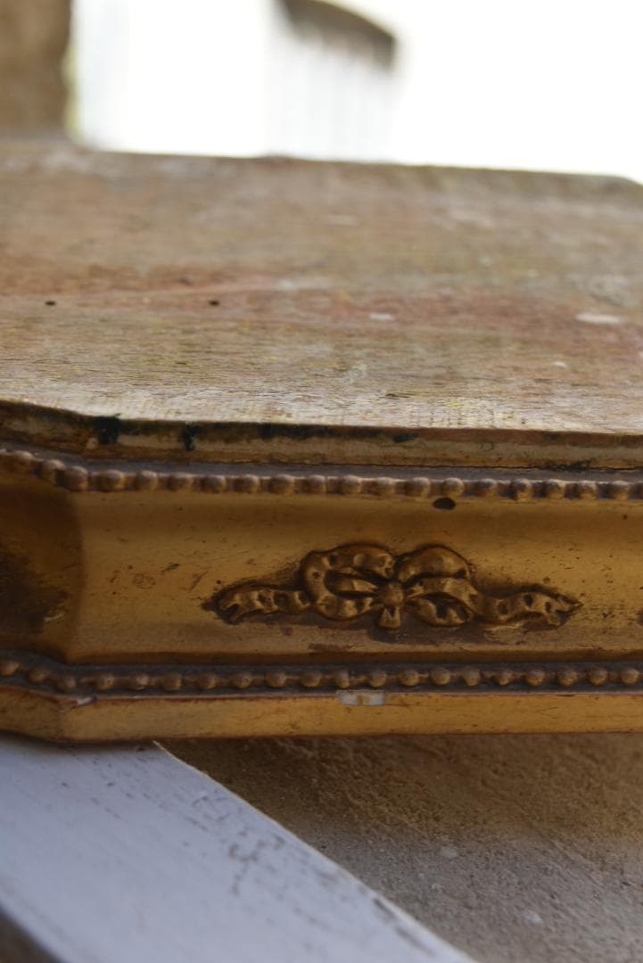 難有フランス19世紀　シャビーシックな金のリボンレリーフのグローブドマリエの台座