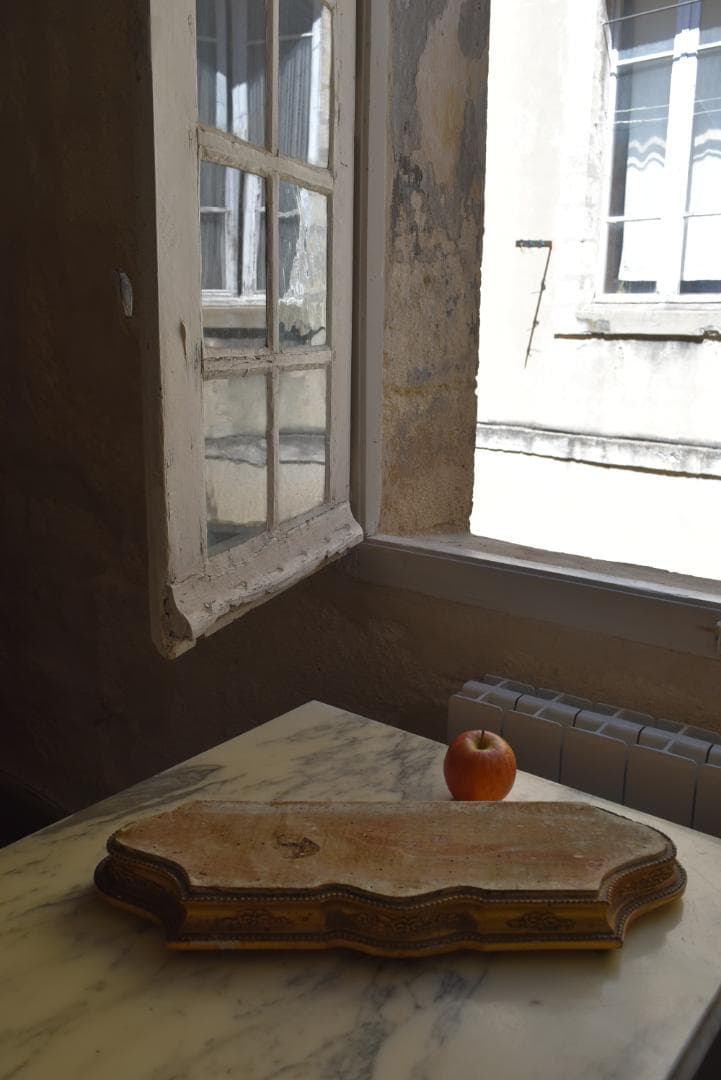 難有フランス19世紀　シャビーシックな金のリボンレリーフのグローブドマリエの台座