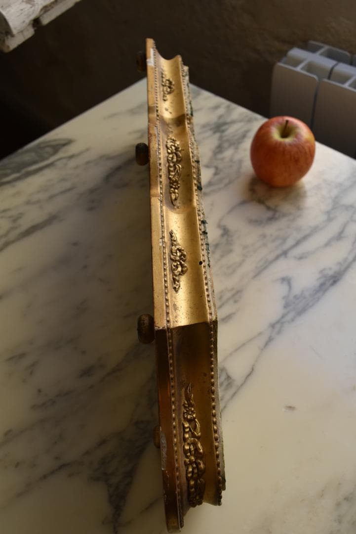 難有フランス19世紀　シャビーシックな金のリボンレリーフのグローブドマリエの台座