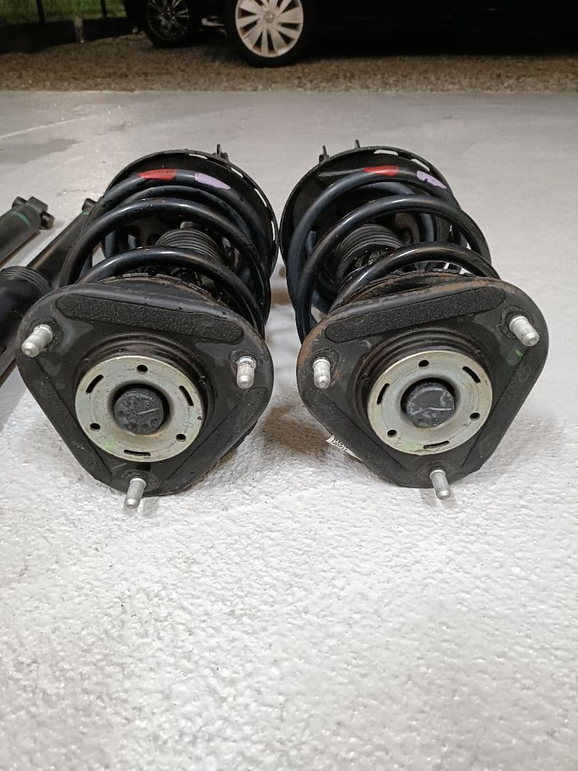 30プリウス　純正サス　4本セット