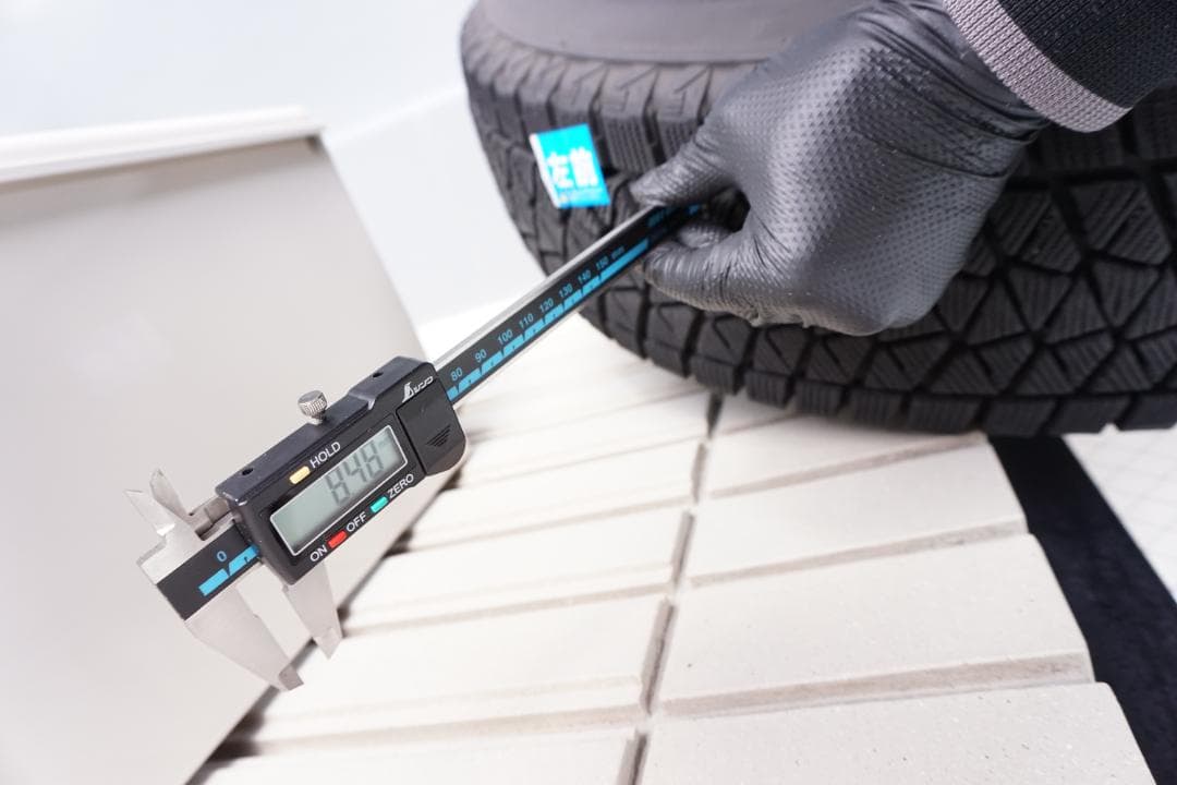 ブリヂストン DM-V2 195/80R15 シエラ スタッドレス ホイール付