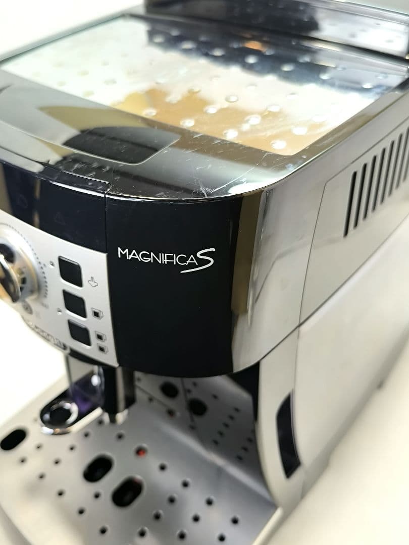 デロンギ　コンパクト全自動コーヒーマシンマグニフィカS ECAM22112B　2