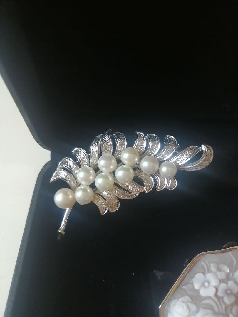 シルバー枠シェルお花彫りカメオブローチ兼ペンダントトップ　本真珠ブローチセット
