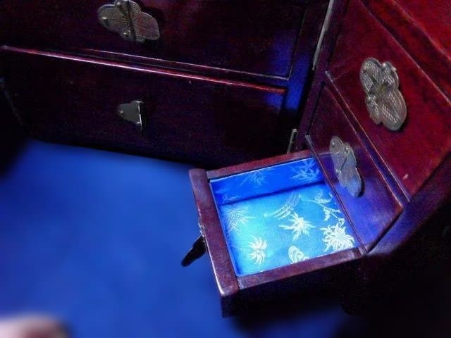 貴重！翡翠が象嵌されたアンティークの中国の姫箱です。作りの良いものです