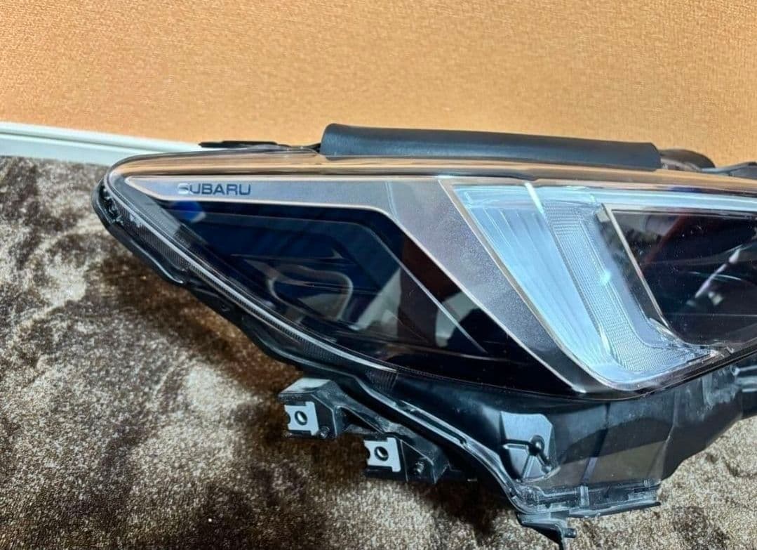 美品 レヴォーグ VN5 純正 ヘッドライト 右LED