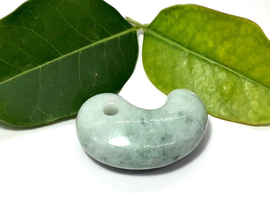 ⭕️高価な氷種　糸魚川翡翠勾玉*ジェダイト　10万円以下ではありません‼️ 鑑定済み