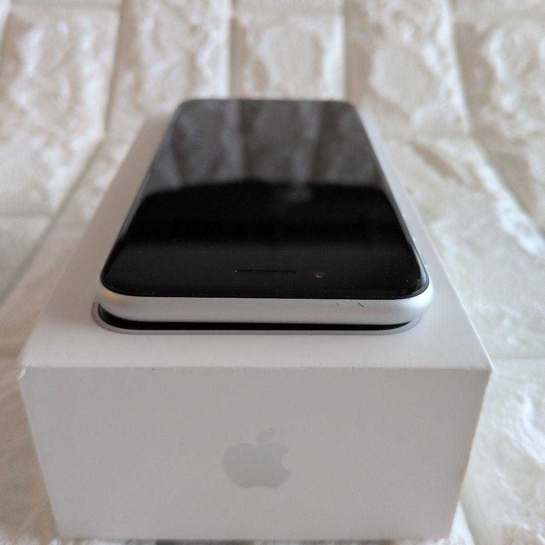 Apple iPhone SE 128GB 白　充電ケーブルバッテリー残量84%