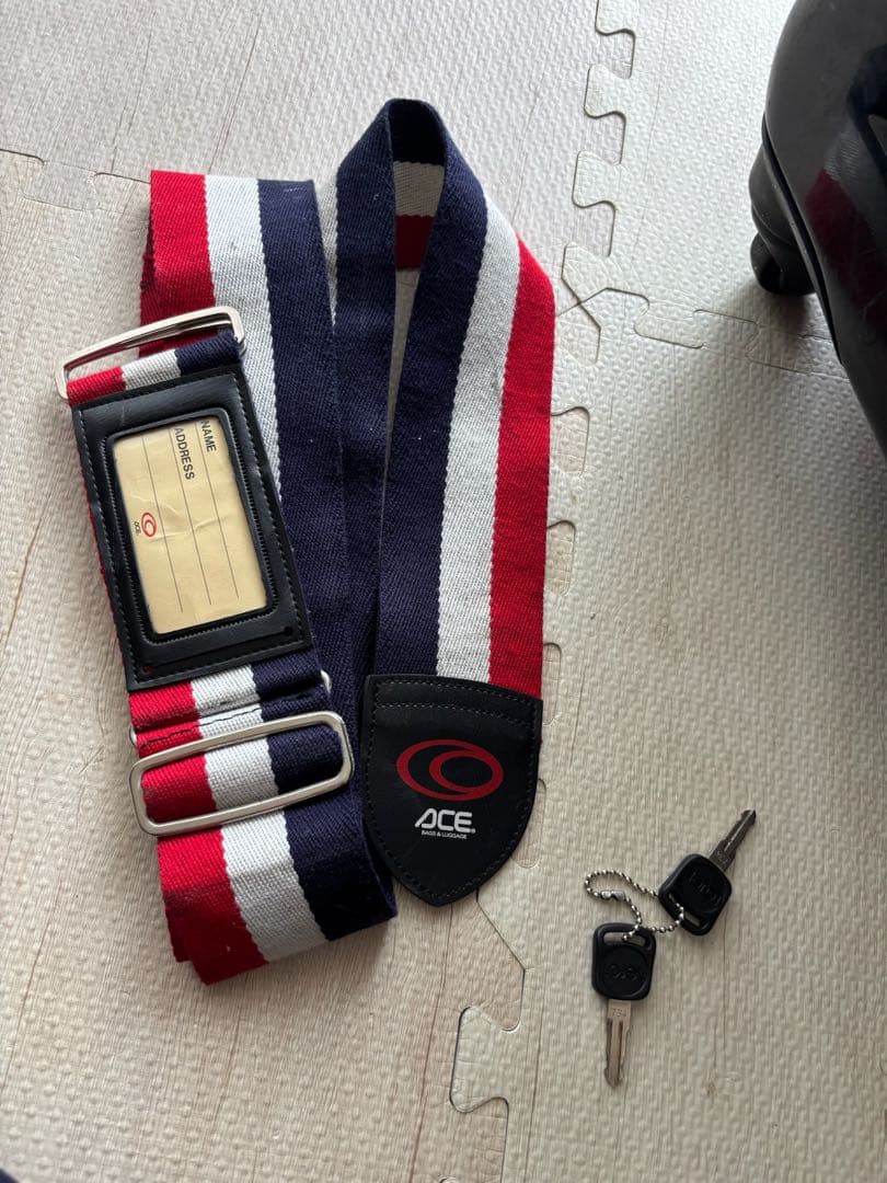 黒とピンクの中型キャリーケース