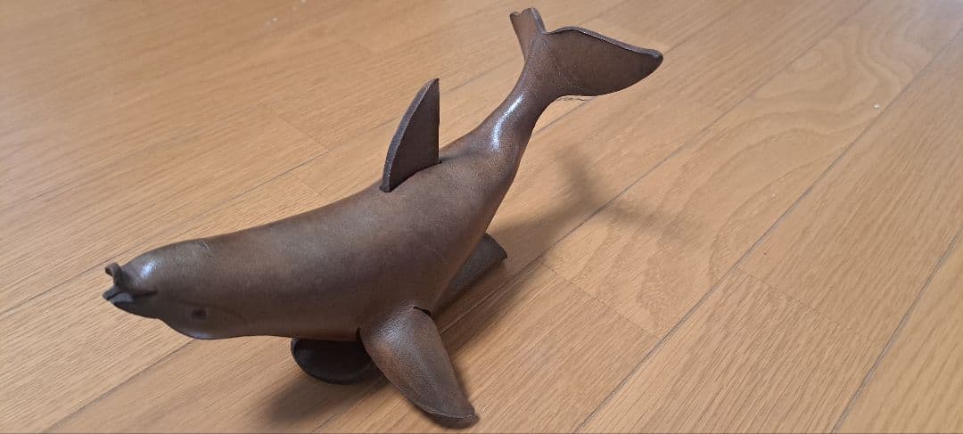 革で作ったイルカのオブジェ
