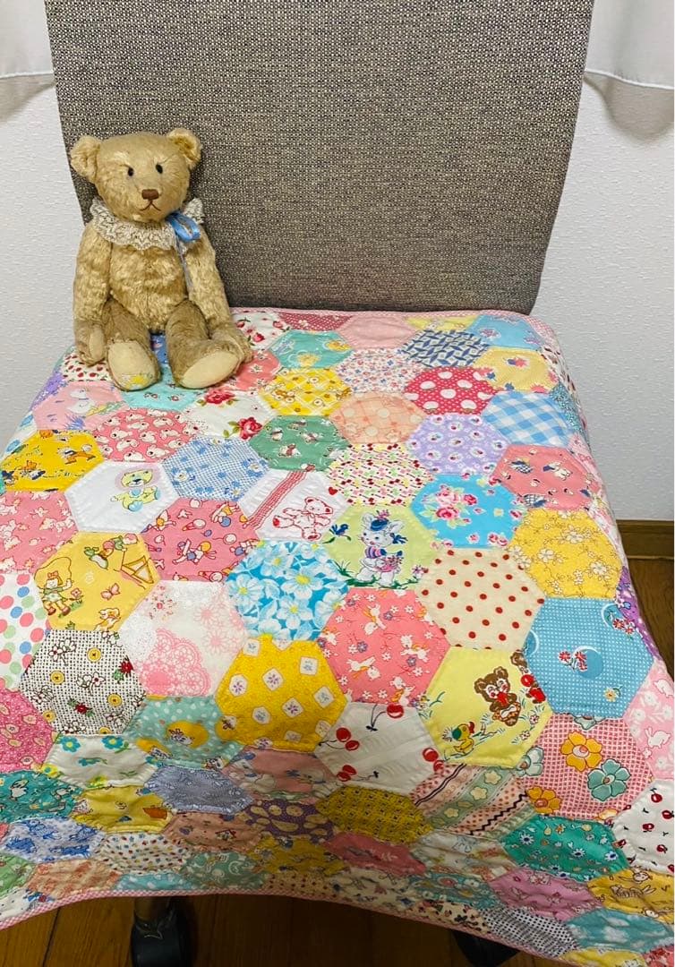 パッチワークキルト　ヘキサゴンのキルト