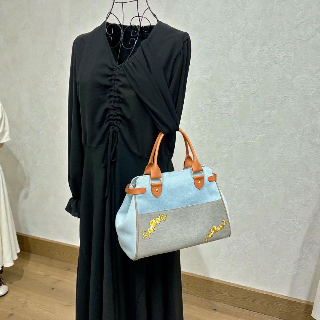 デニムリメイク✖︎本革　2wayハンドバッグ　刺繍花柄　チャーム 底板底鋲付き