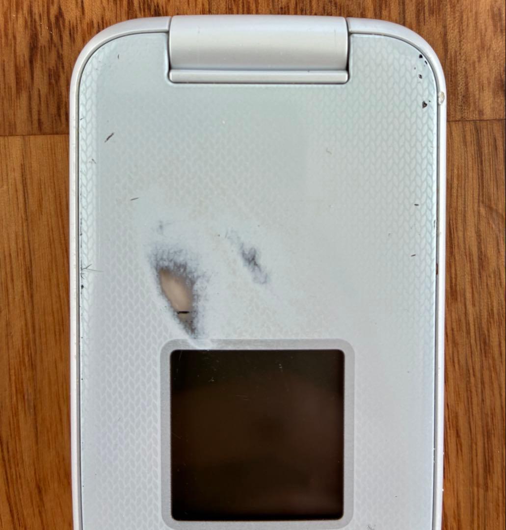 Docomo らくらくホン F-01M ホワイト 充電器付き