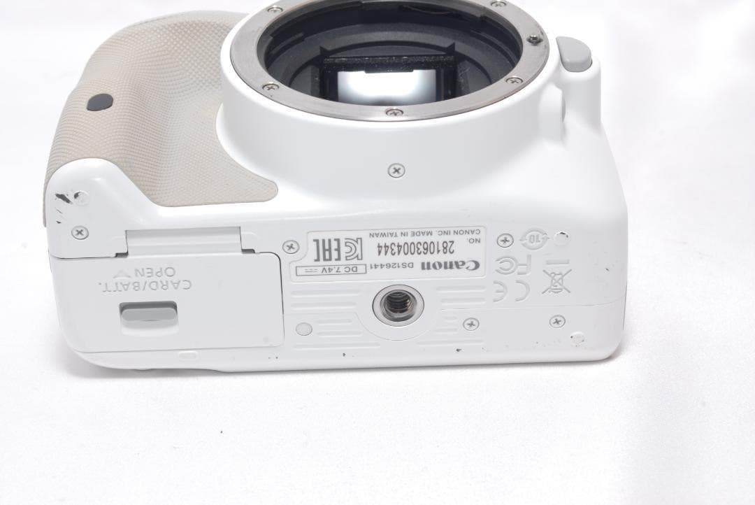 ⭐️希少なホワイト⭐️Canon Kiss X7 キャノン　デジタル一眼レフ