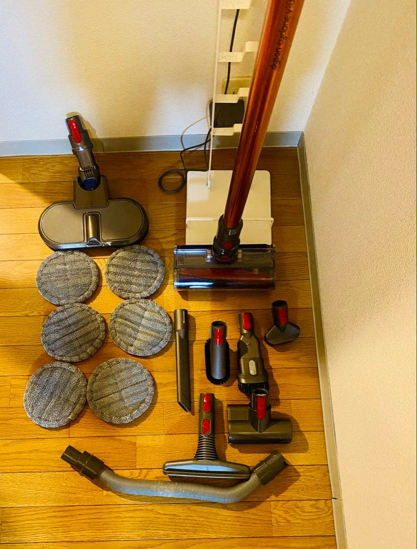 【豪華セット】ダイソンV10＋水拭きヘッドRULA＋壁穴不要スタンド＋付属品付