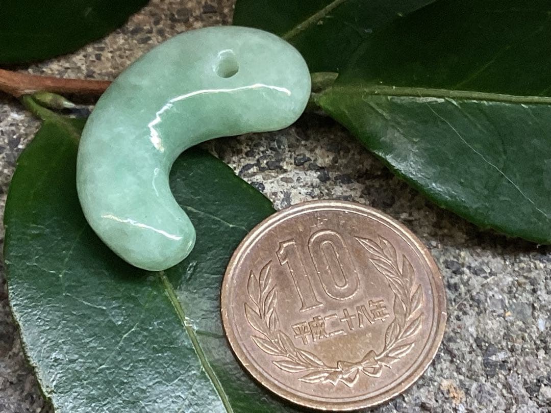 ✳摩訶不思議*開運導き　糸魚川翡翠勾玉*緑色‼️鑑別書付　特別製作の平塚古墳型‼️