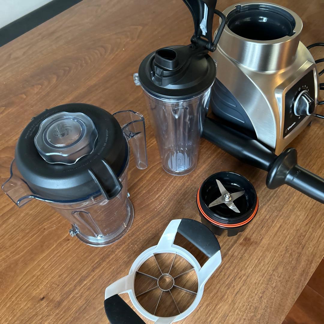 スーパーセール❗️ 美品　Vitamix ブレンダー本体 2カップ付き