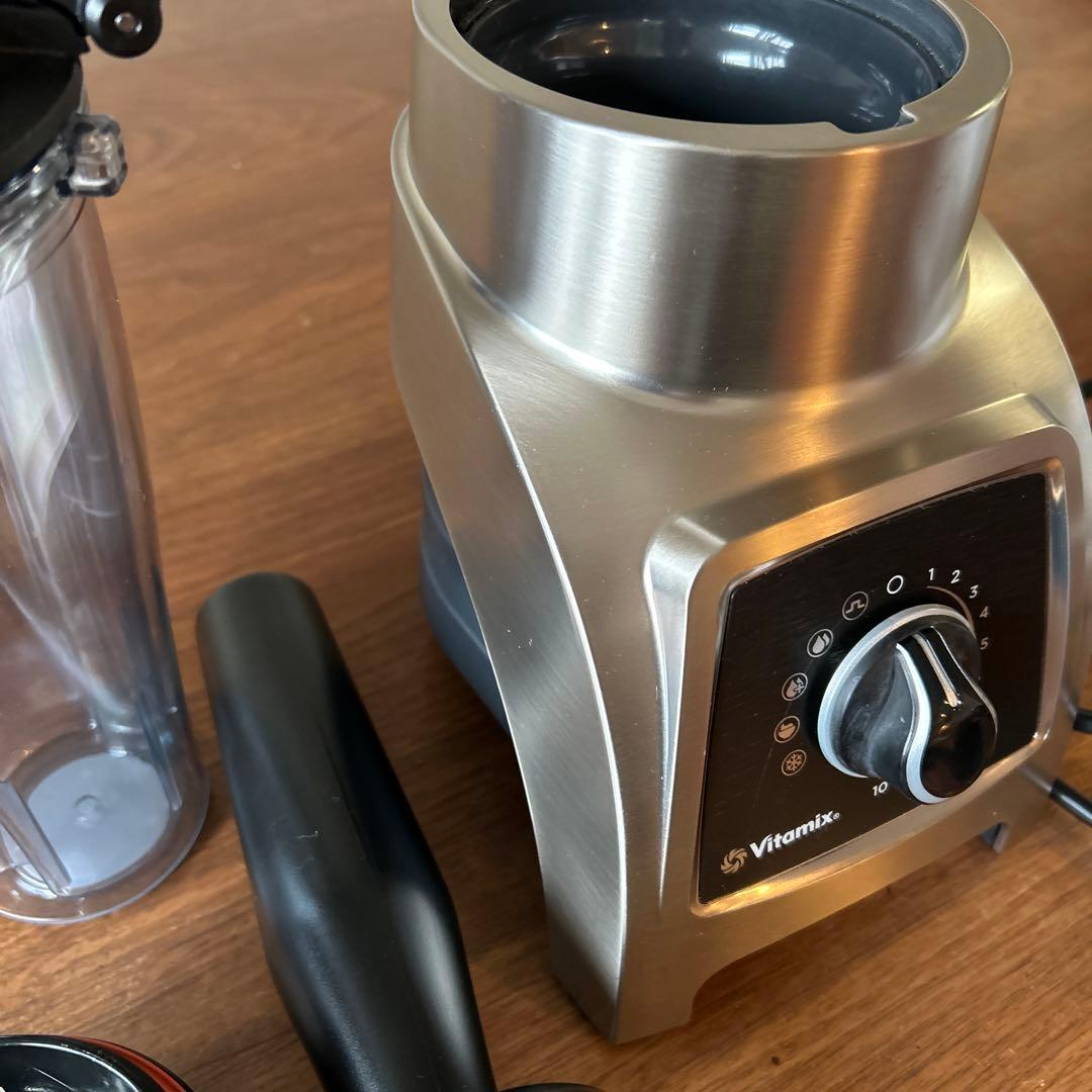 スーパーセール❗️ 美品　Vitamix ブレンダー本体 2カップ付き