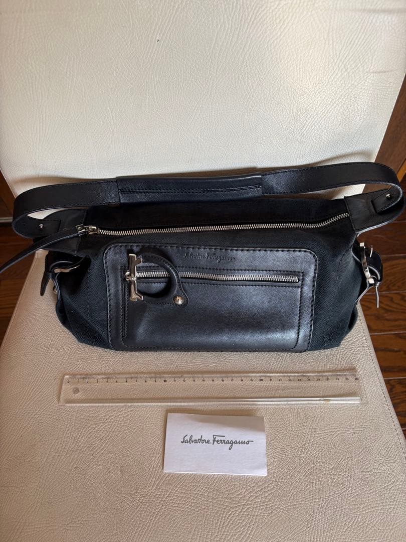 Salvatore Ferragamo ブラックハンドバッグ