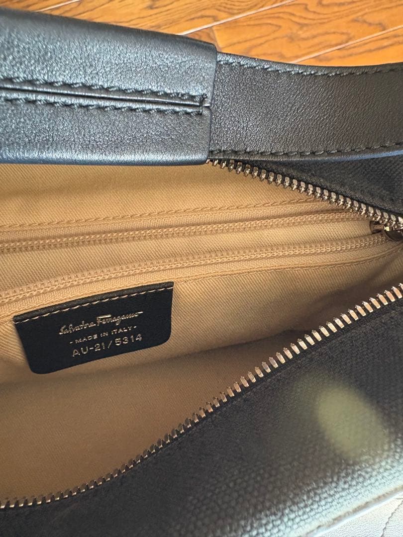 Salvatore Ferragamo ブラックハンドバッグ