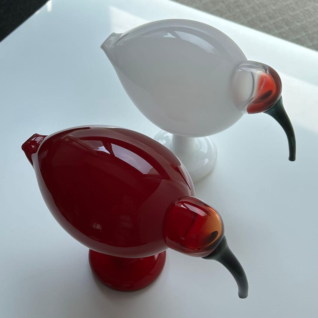 赤と白のガラス製鳥フィギュア
